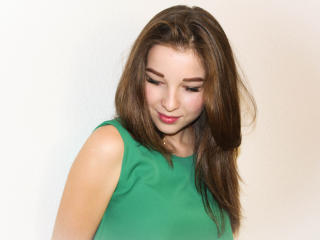 AngellinaSweet - Chat intime avec cette Séduisante jeune model très sexy à la chevelure brune  