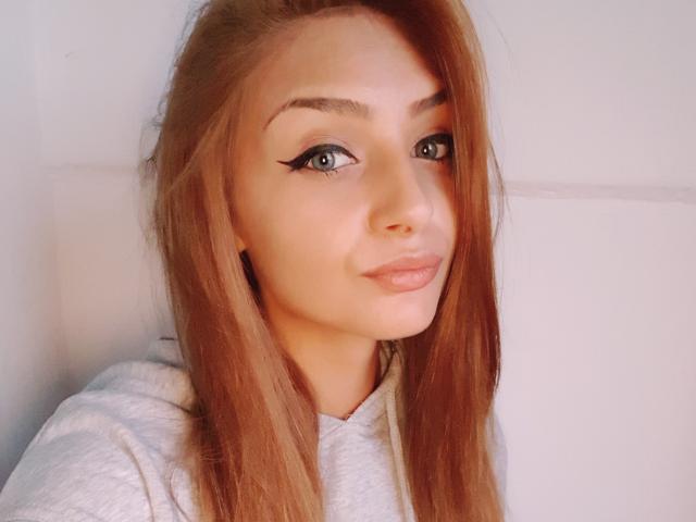 RebbeccaForYou - Chat cam xXx avec une Splendide jeune model en chaleur aux cheveux dorés sur le service XloveCam 