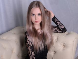 DolceDiva - online chat sexy with this regular chest size Young lady 