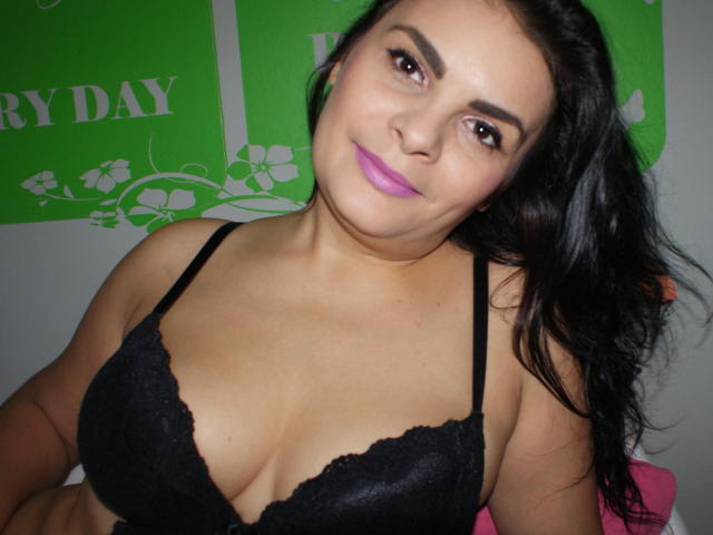 PatriciaBrune - Webcam xXx avec cette Femmes ayant une belle paire de seins  
