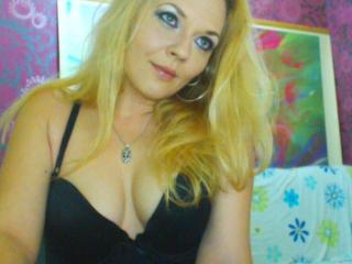 TendreVanessa - Web cam nude with a Attractive woman with average hooters 