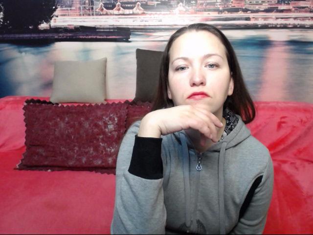 EmmaMilkk - Live chat sexy avec cette Sacrée canon châtain clair sur Xlovecam 