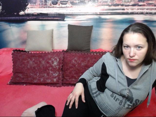EmmaMilkk - Web cam hot avec cette Splendide demoiselle très sexy blanche sur Xlove 