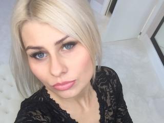 AmeliaPLAY - Webcam live x with this average body 18+ teen woman 