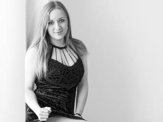 ShandyTop - Web cam en direct avec cette Splendide jeune fille en chaleur avec une touffe taillée  