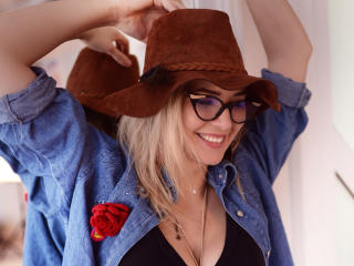 YaryneMarry - Webcam live sexy avec une Très belle jeune demoiselle bien roulée avec des cheveux blonds naturels sur le service XloveCam 