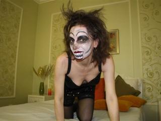 DivineEvelyn - Show live hard with this Horny lady with small breasts 
