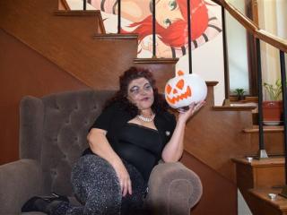 DivineDonna - Chat live exciting with this hairy vagina Lady over 35 