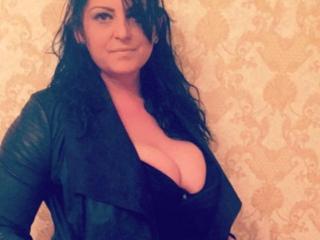 BigBoobElla - Cam sexe avec cette Femmes à la crinière noire sur la plateforme Xlove 