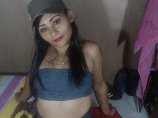 HornySayra - Chat live nude with a brunet Young and sexy lady 