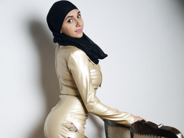 SweetMalikah - Live chat sexy avec cette Très belle jeune camgirl sexy de type arabe sur le site Xlovecam 