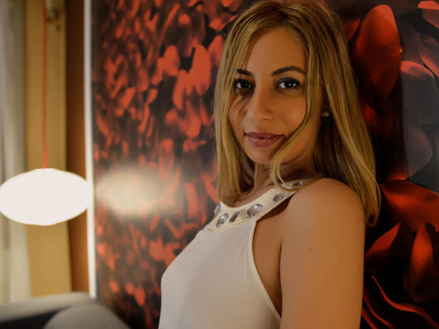 FoxyCrissy - Web cam sexe avec une Merveilleuse camgirl avec des beaux seins sur la plateforme Xlove 