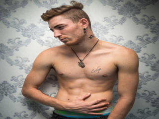 GiuseppeHott - Chat live sexy with this shaved genital area Gays 