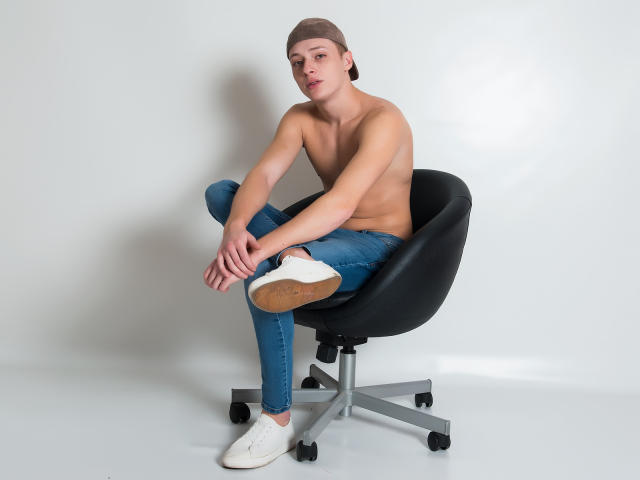 OliverGunn - Live porn &amp; sex cam - 4893644