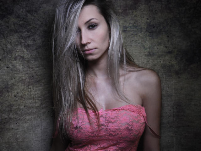 LovellyAngel - Webcam sex avec une jeune maîtresse sexy épilée sur la plateforme Xlovecam 
