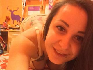 LounaDiva - Chat porn avec cette Magnifique jeune camgirl au sexe totalement épilé sur le site Xlovecam 