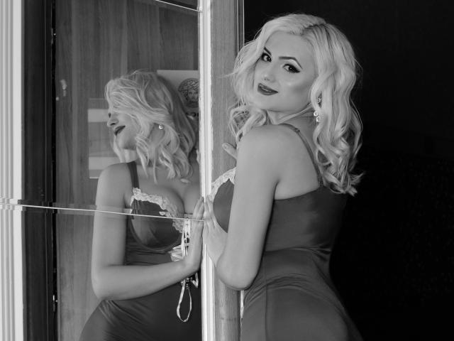 VanessaGlory - online show nude with a Hot chicks with average hooters 