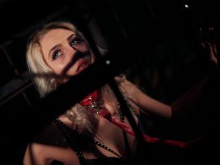 AllisonParadis - Webcam live porno avec une jeune camgirl en chaleur rasée sur le site Xlovecam 