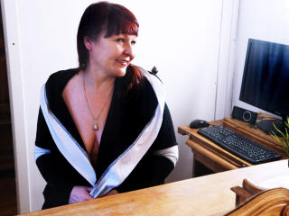 AliciaSkinner - Live intime avec une Femmes rasée sur le service Xlovecam.com 