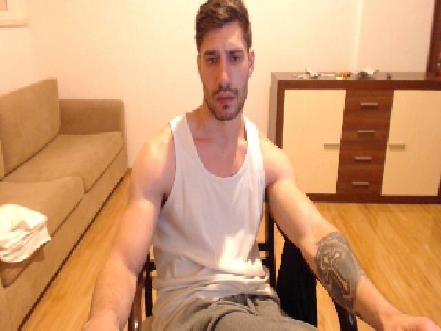 Jonessbigg - Webcam live sexe avec un Homme au corps athlétique sur la plateforme Xlovecam.com 