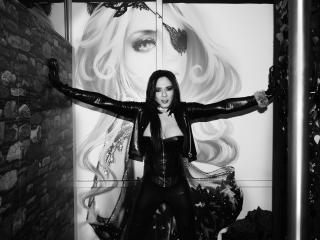 PandoraMore - Webcam sexe avec cette Transsexuel au sexe entièrement épilé sur Xlovecam 