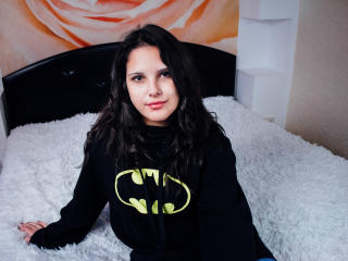 AliceMagick - Webcam live excitant avec cette éblouissante jeune model très sexy à la chevelure noire sur XloveCam 