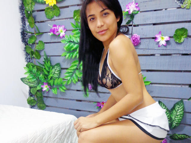 Dluciana - Show live sex avec cette éblouissante jeune maîtresse très sexy latinas sur la plateforme Xlovecam.com 