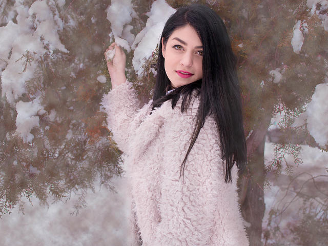 MiaAphrodite - Web cam xXx avec cette Ravissante model bien roulée brune foncé sur Xlovecam.com 