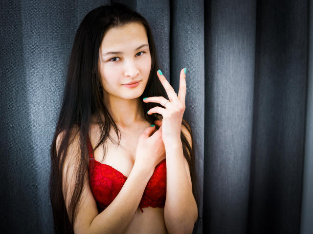 AdrianaHappy - Chat live porn avec une Incroyable jeune model épilée  