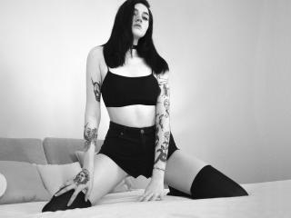 RoseLamar - Live cam porn avec une éblouissante model hot au sexe entièrement tondu sur le site Xlove 