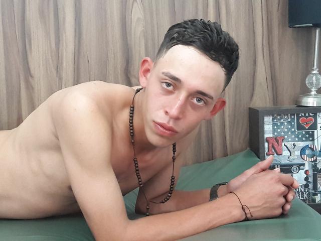 AUSTYNX - online chat nude with a latin Homosexuals 