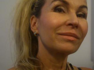 CrystalStar - Webcam live hot with a trimmed vagina MILF 