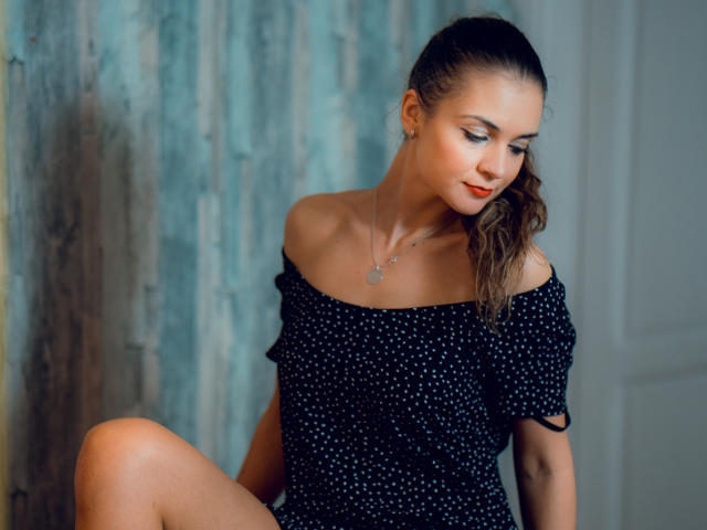 IrinnyRay - Webcam intime avec une Sacrée jeune jeune camgirl très sexy blanche sur le service Xlove 