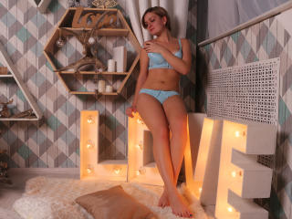 SexyHotIsabel - Webcam hard avec cette éblouissante beauté hot avec de petits seins sur la plateforme XloveCam 