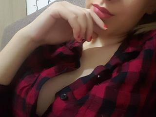XCutieRosex - Web cam sexy with a European Young lady 