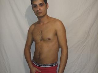 Yanishot - Live cam porn avec un Homo brun foncé sur la plateforme Xlovecam.com 