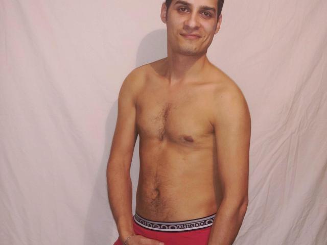 Yanishot - Show excitant avec un Homo avec le sexe totalement poilu sur Xlove 