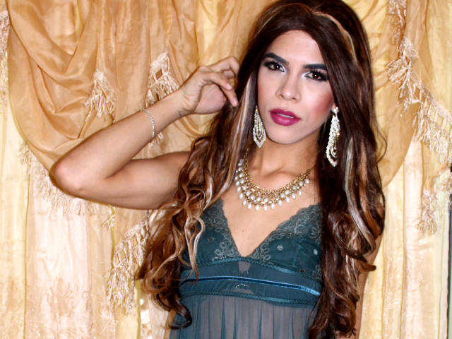 DannaLebrumX - Chat cam porn avec cette Transsexuel à la crinière châtain sur Xlovecam 