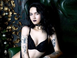 RoseLamar - Chat sexe avec une Séduisante fille sexy avec des cheveux noirs sur le service Xlove 