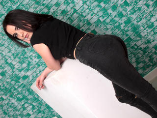 SandraElegant - Web cam sex avec cette jeune maîtresse à la crinière noire sur la plateforme XloveCam 