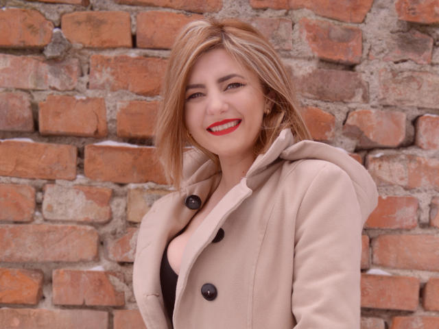 LiannePonti - Chat live sex avec une jeune canon bien roulée à la chevelure brune  