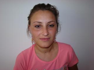 Abelya - Chat cam hot avec une Merveilleuse jeune demoiselle hot avec des cheveux blonds naturels  