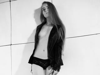 MaryCandy - Chat cam xXx with a White 18+ teen woman 