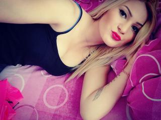 SerenaBliss - online chat hot with this muscular body Hot babe 