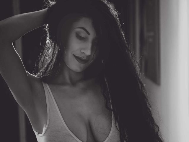 JullyeAnais - Webcam live nude with this shaved intimate parts Young and sexy lady 