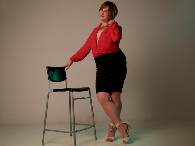 WifeAnna - Spectacle porno avec une MILF (Mother I'd Like to Fuck) avec un physique naturel  