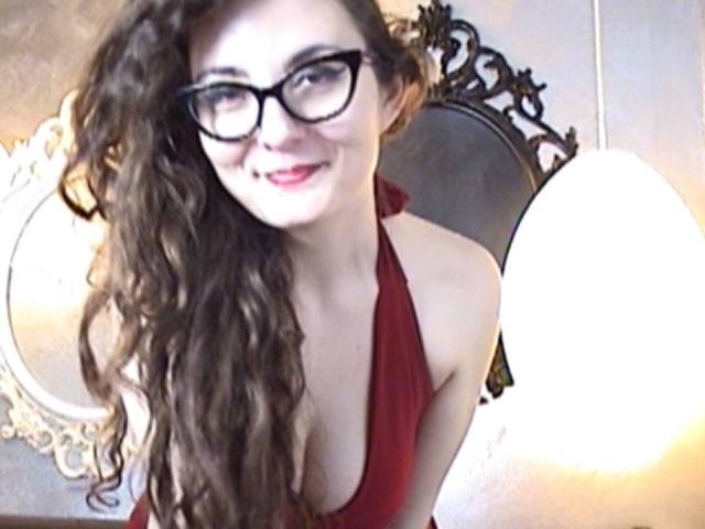 OhMyMoxie - Cam sexy with this being from Europe 18+ teen woman 