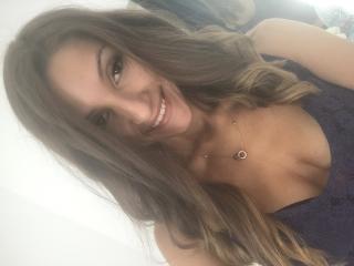 Delanniehottie - Live cam hard with this Young lady with a standard breast 