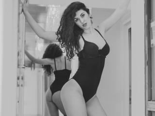 TashaRouge - Cam excitant avec cette Divine jeune camgirl très sexy avec des beaux nichons sur le site Xlovecam 