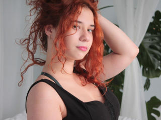 AvroraGlorious - Show live sexy avec une Séduisante jeune maîtresse à la chevelure rousse sur la plateforme XloveCam 